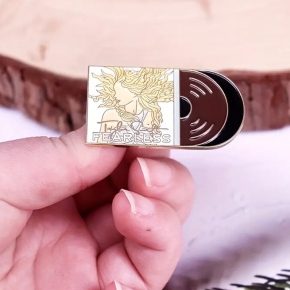 FEARLESS ALBUM COVER - FEARLESS RECORD TAYLOR PIN - Picture 2 of 11